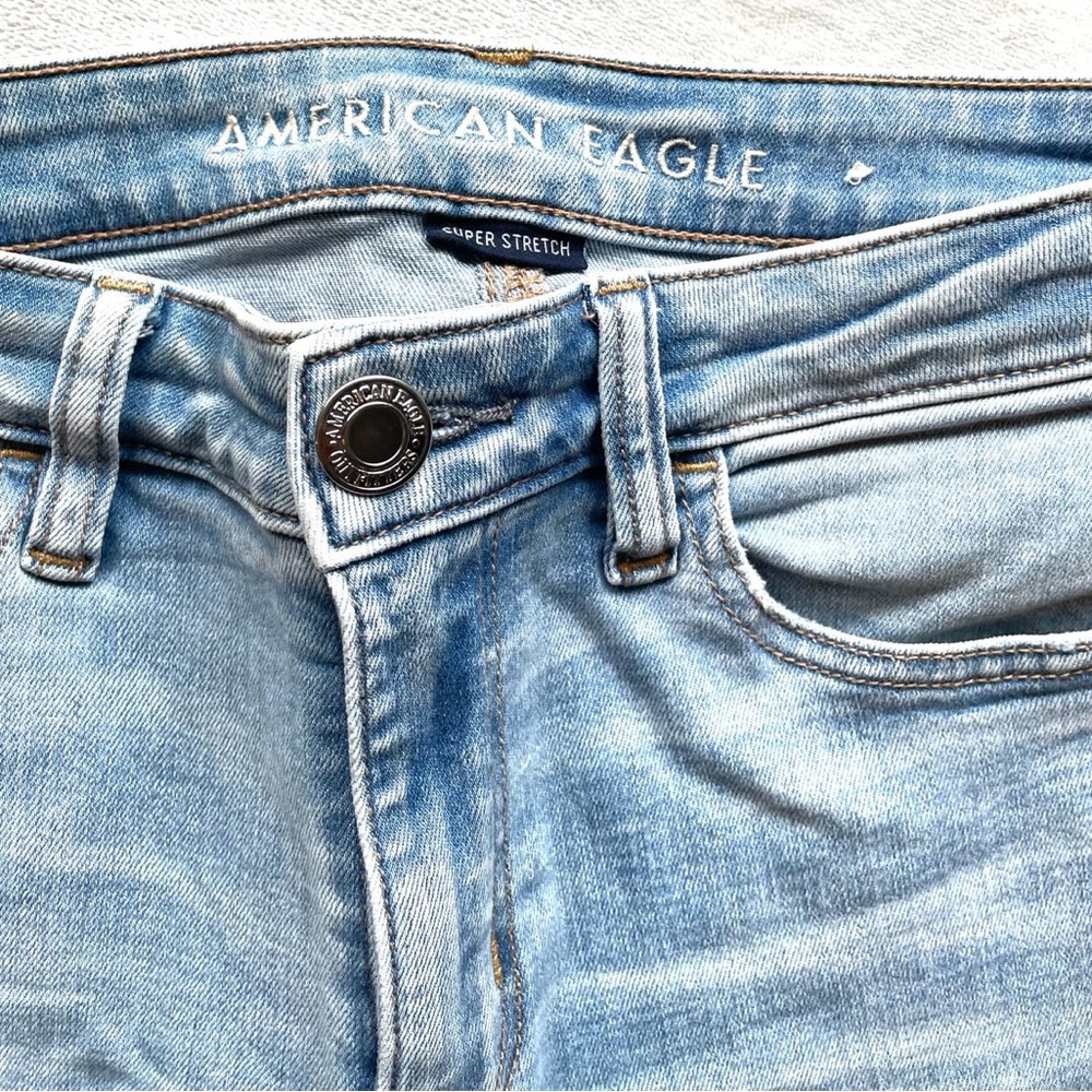 American Eagle Woman’s size 6 denim stretch jegging - large stylish rip on knee